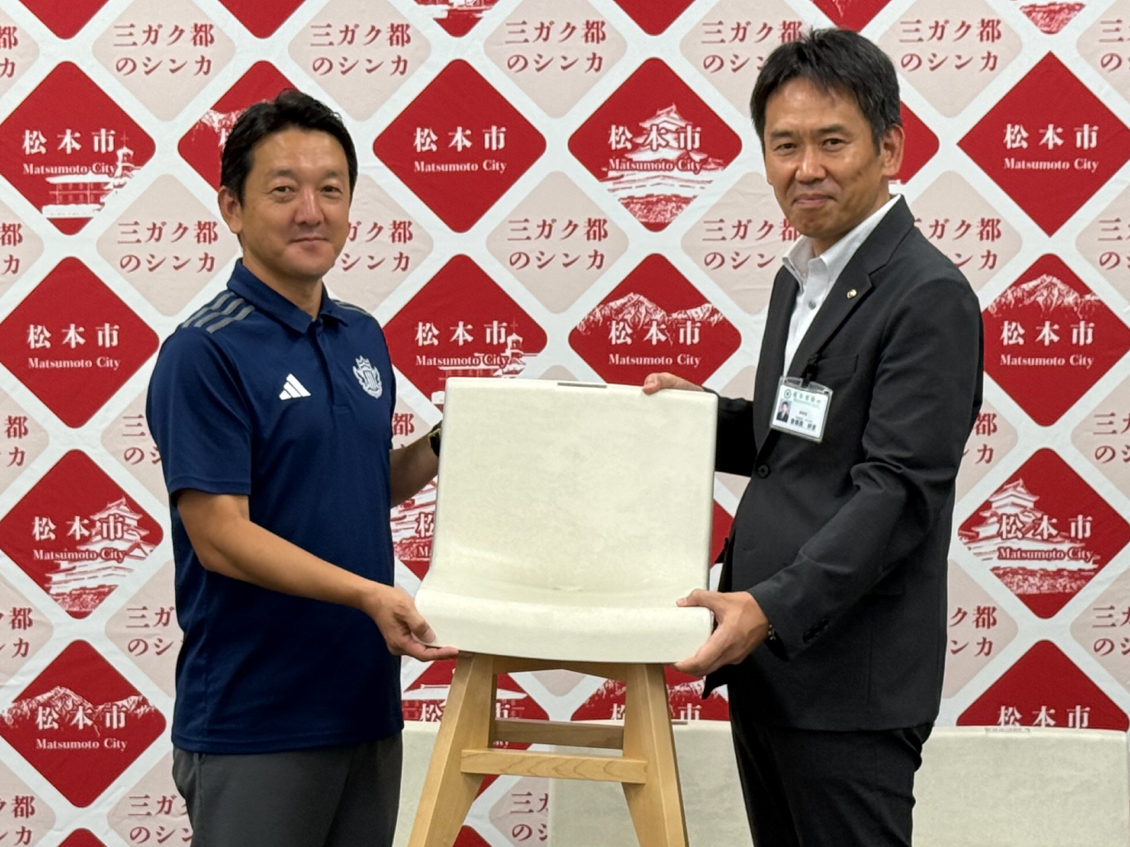クラウドファンディング報告】松本市中央図書館にアップサイクルチェア