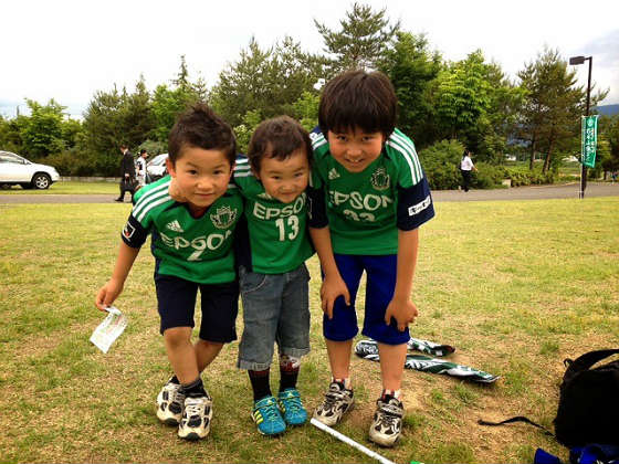 銀賞「サッカー大好き三兄弟」駒ケ根市　小原様