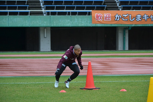 マーカーを素早くタッチする前田選手