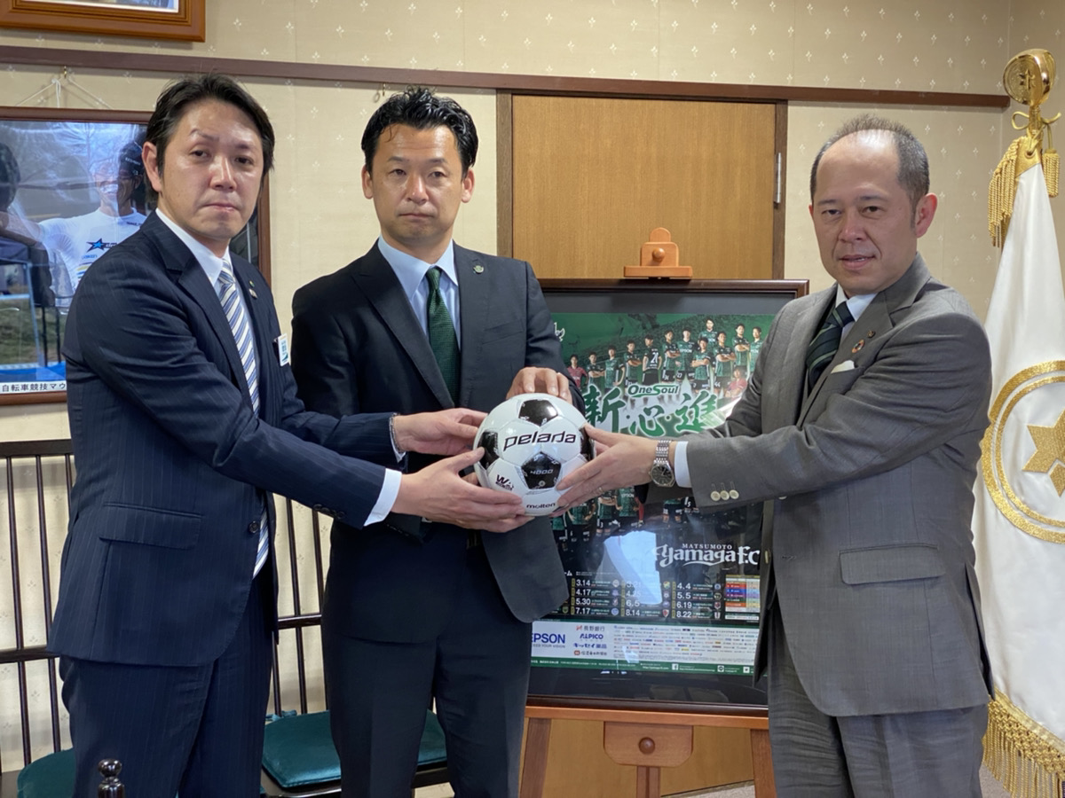 明治安田生命松本支社様と松本市内小学校へのボール寄贈を行いました 報告 松本山雅fc 明治安田生命松本支社様と松本市内小学校へのボール寄贈を行いました 報告 松本山雅fc
